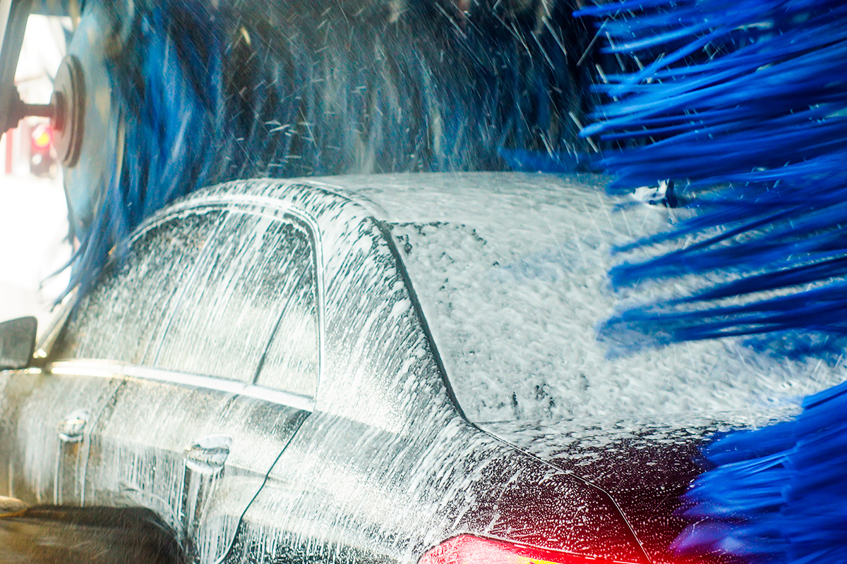 Auton puhdistaminen ulkopuolelta pesulassa