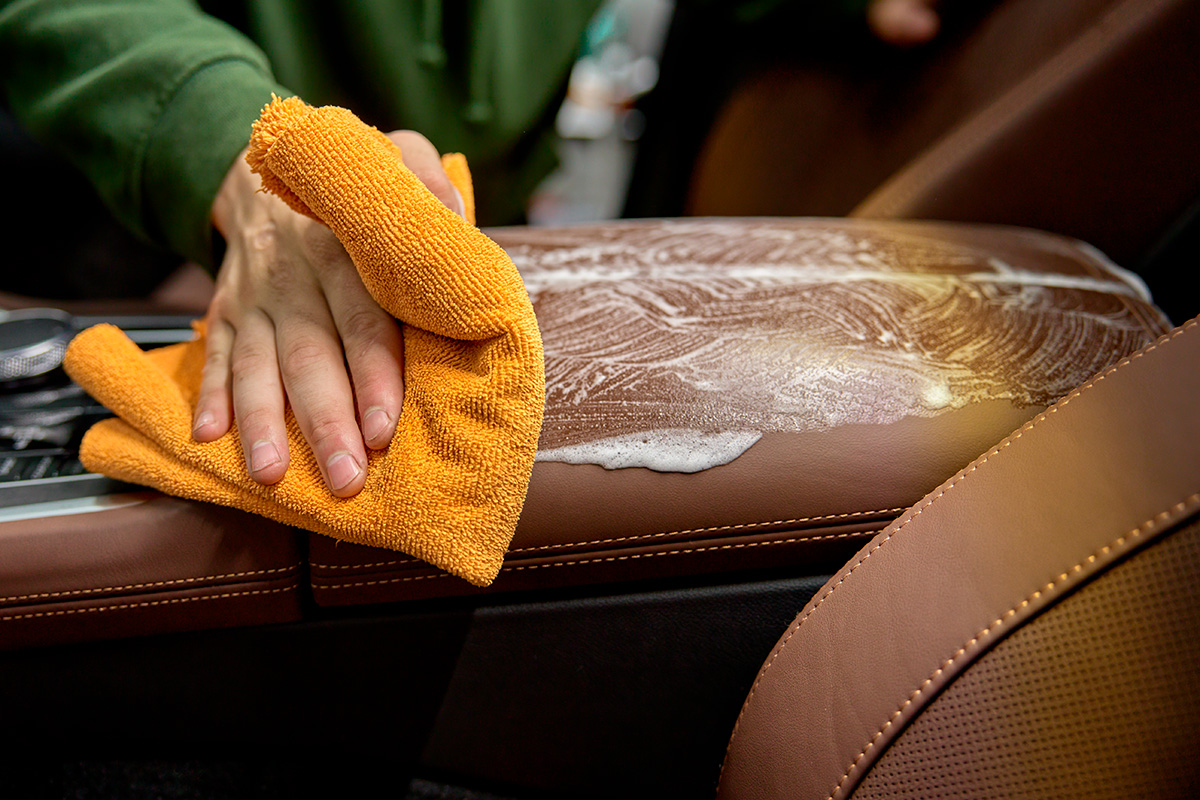 Rengøring af bilsæder med sæbespåner