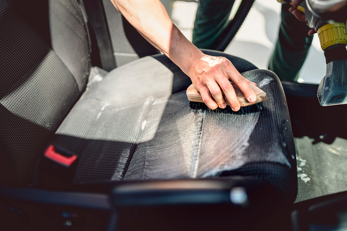 Rengøring af bilsæder med tæpperenser
