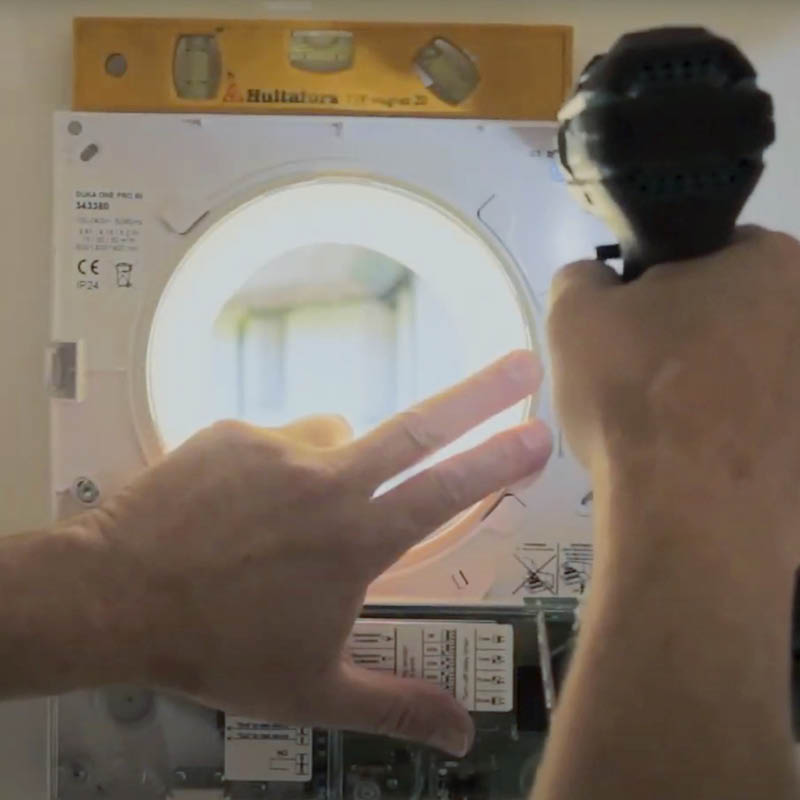 Ventilator med varmegenvinding: Skru inderdelen fast