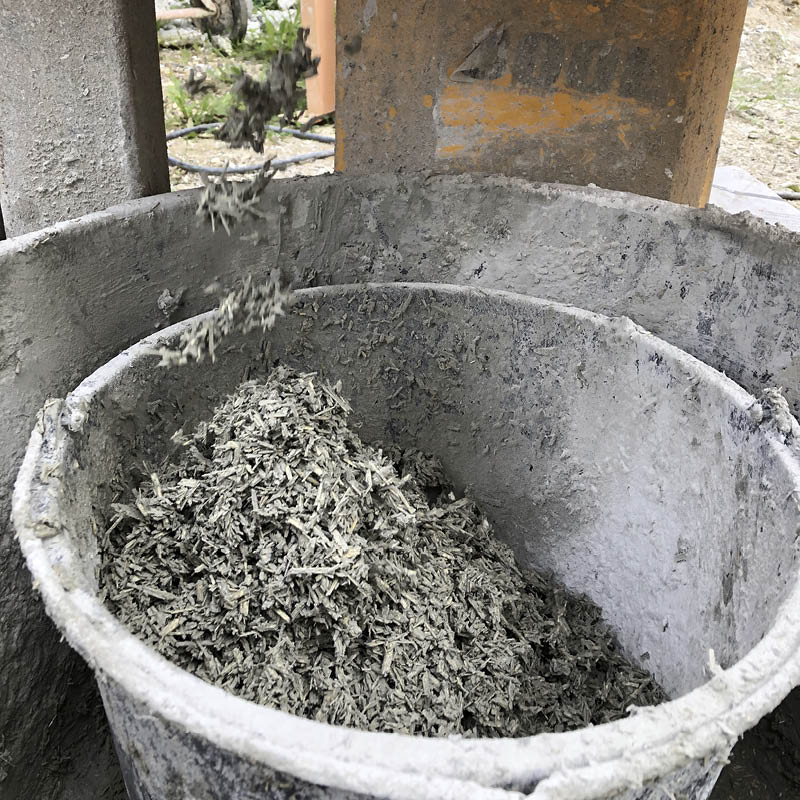 Hempcrete: Hampbetonen blandes i en betonmixer
