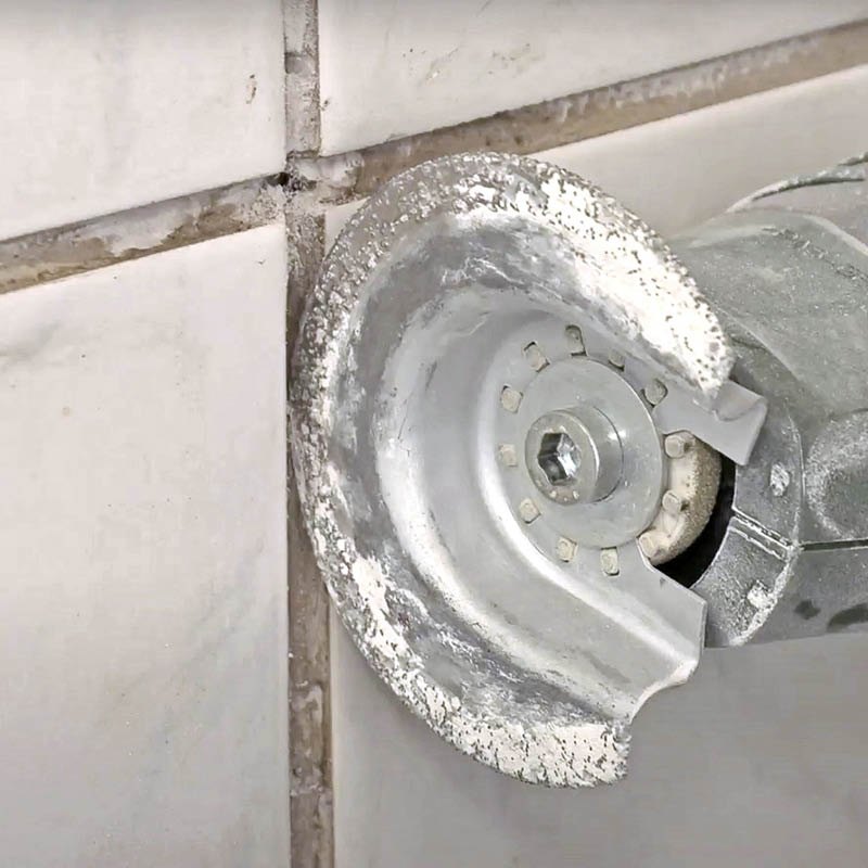 Huller i flisefugen: Du skal ikke skære i bund