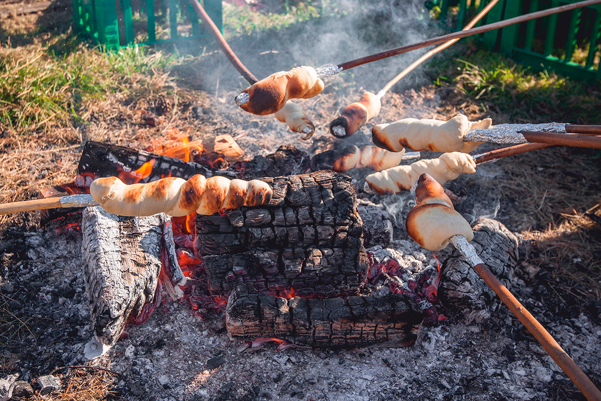 Tikkuleipää nuotiolla