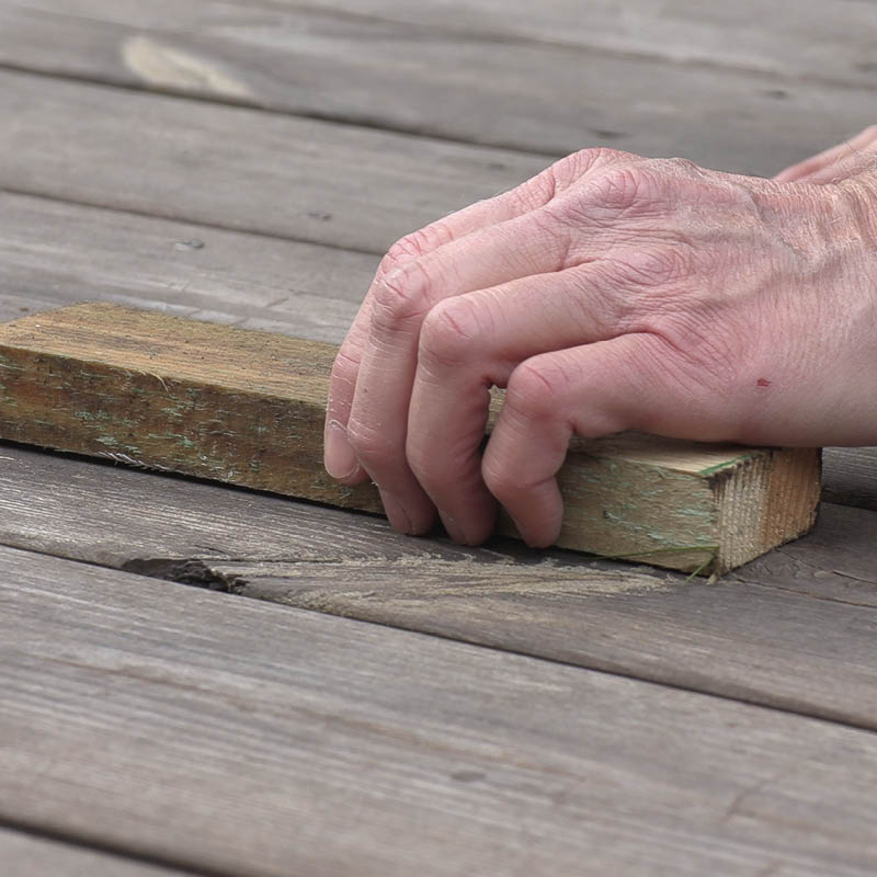 Irtolastu terassilaudassa: Pane korjauskohdan päälle rimanpätkä