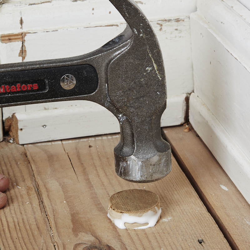 Levitä tappiin liimaa ja lyö se reikään