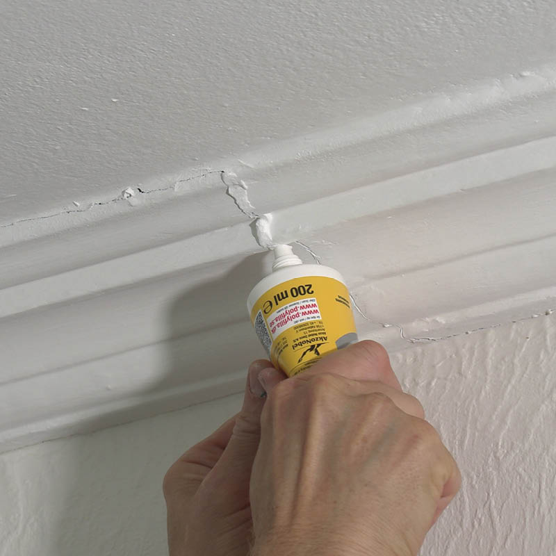 Reparasjon av stukkatur: Trykk reparasjonsmassen over sprekken