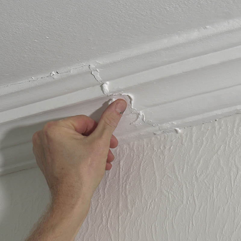 Reparasjon av stukkatur: Trykk reparasjonsmassen inn i sprekken