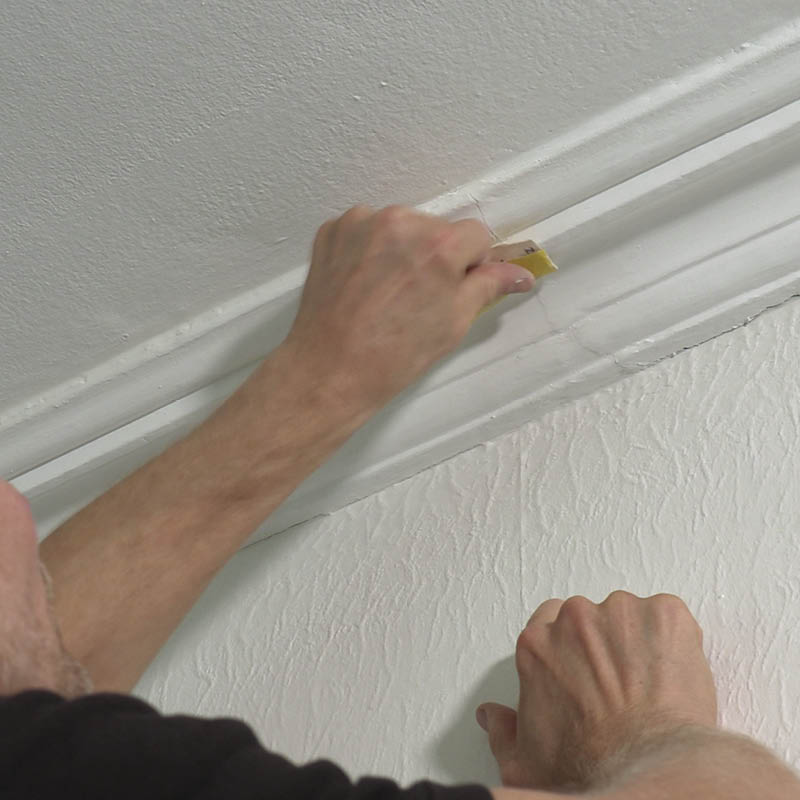 Reparasjon av stukkatur: Bruk fingrene til å kjenne rundt