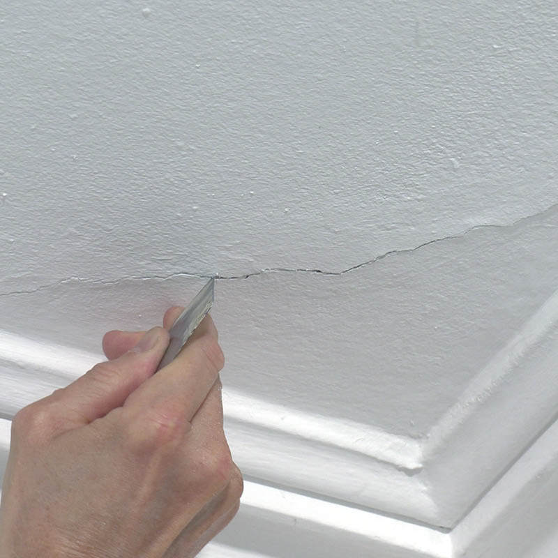 Reparer revner i loftet: Først kradser du lidt i revnen