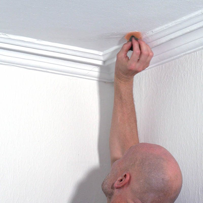 Revner i pudset loft: Afslut med at glatte reparationen med en fugtig svamp