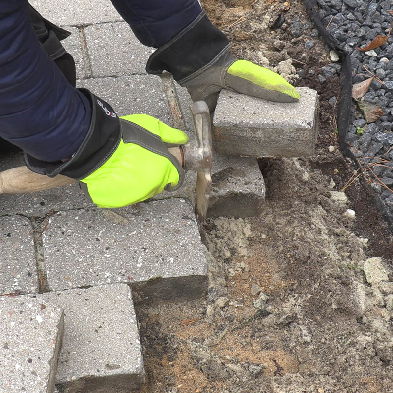 Fliserne skrider: Sørg for at få renset fugesand af fliserne