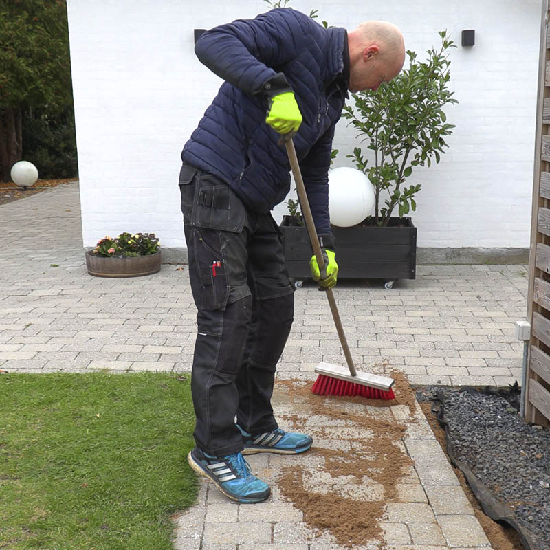 Fliserne skrider: Nu kan du feje frisk fugesand ned mellem fliserne