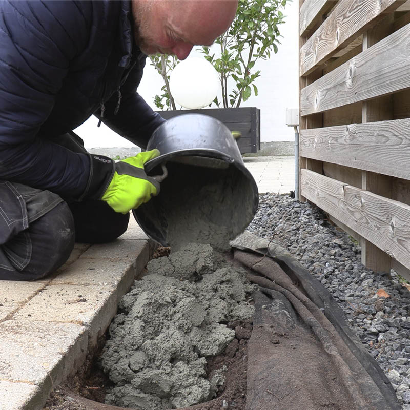 Fliserne skrider: Hæld betonen ud i renden