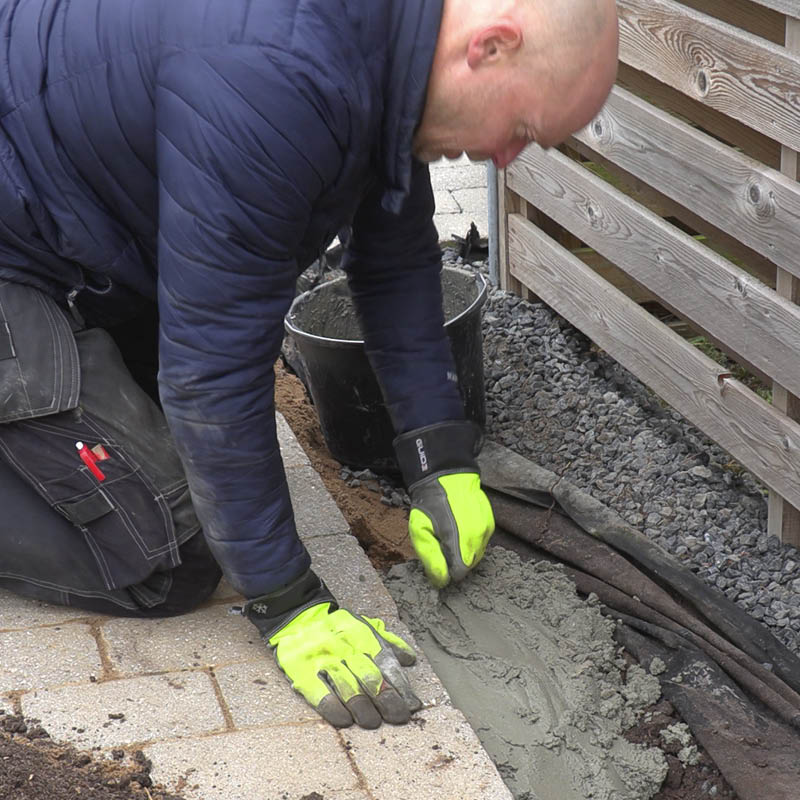 Fliserne skrider: Ret betonen til med en spandeske eller fugeske