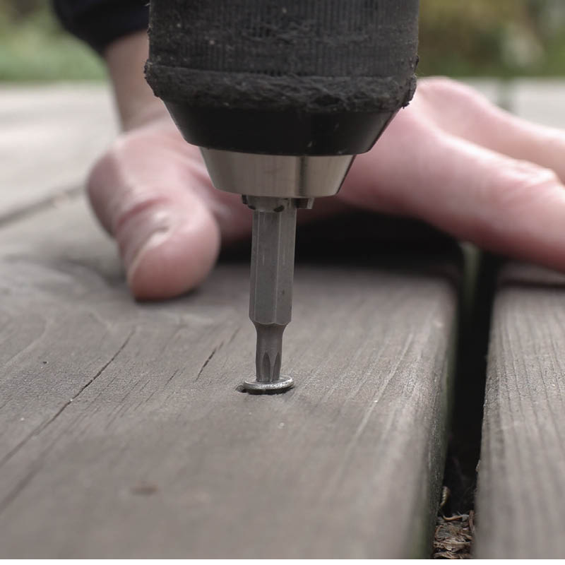 Terrasseskruerne arbejder sig op: Skru forsigtigt skruen ned i niveau