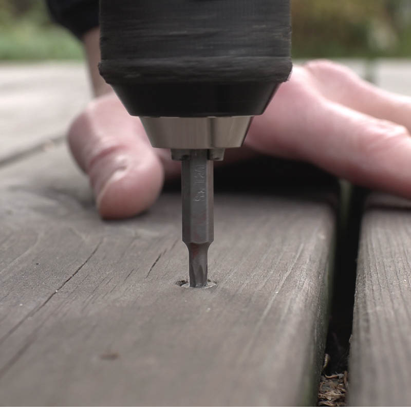 Terrasseskruerne arbejder sig op: Skruens hoved skal kun lige være i niveau