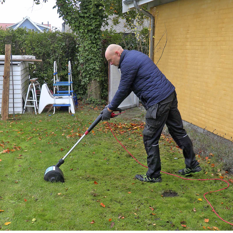 Mose i gressplenen: Start moseriven og før den systematisk over plenen