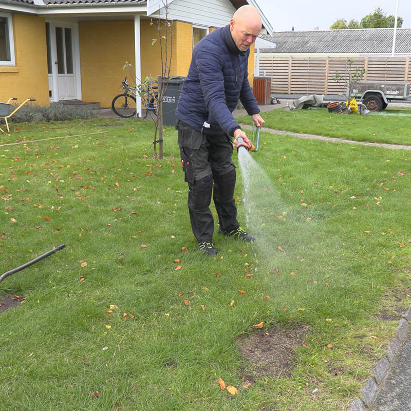 Bare flekker i plenen: Vann om nødvendig