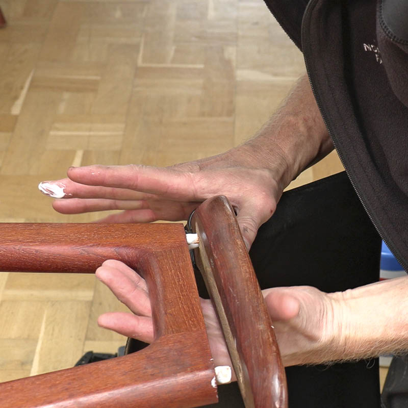 Reparation af stole: Tryk delene sammen igen