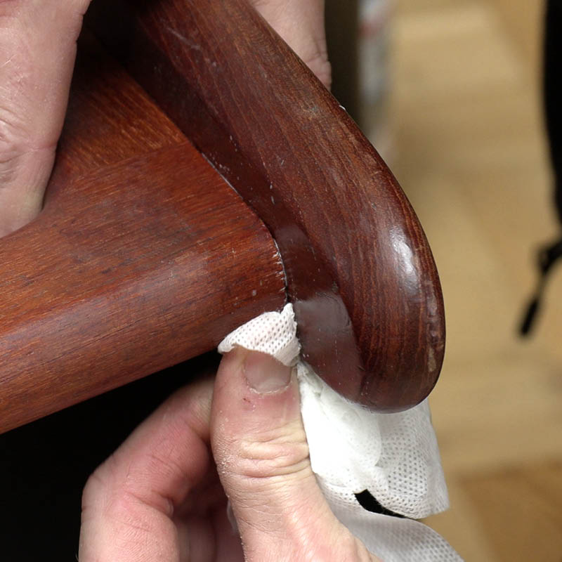 Reparation af stole: Tør overskydende lim væk