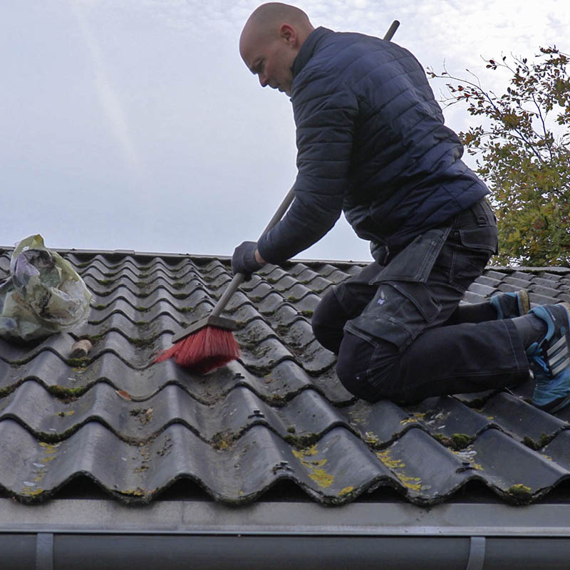 Hvordan bli kvitt mose på taket: Fei etter med en stiv feiekost