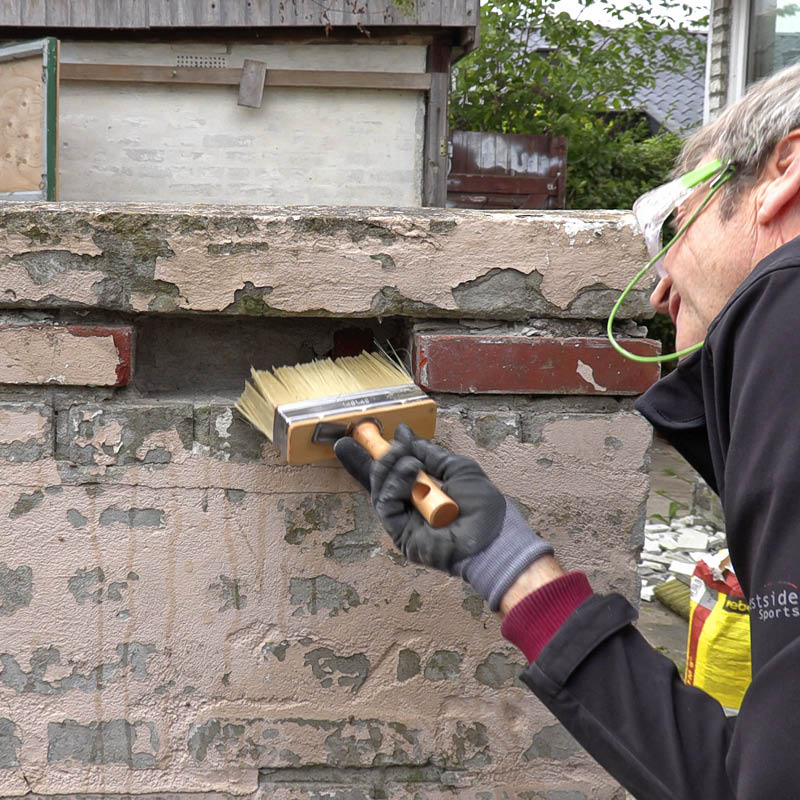 Byte av tegelstenar: se till att fukta hålet