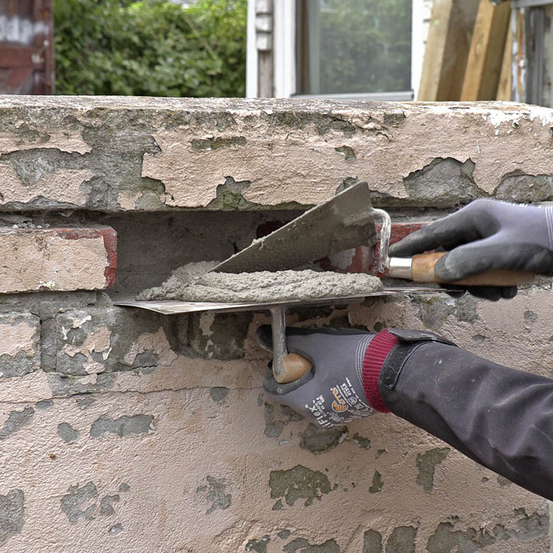 Byte av tegelstenar: Sätt murbruk i hålet