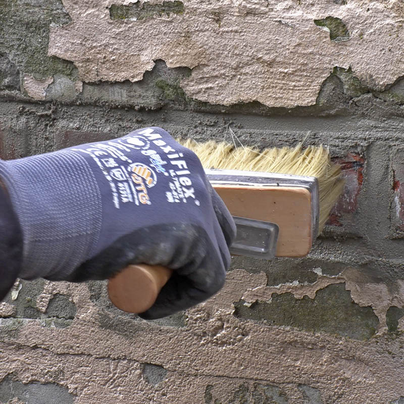 Pris för utbyte av tegelstenar: Jämna försiktigt ut med en fuktig borste