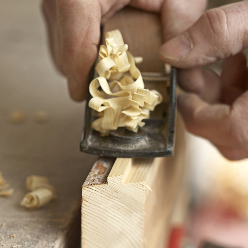 Höylää urospontti ja naaraspontin alapuoli pois.