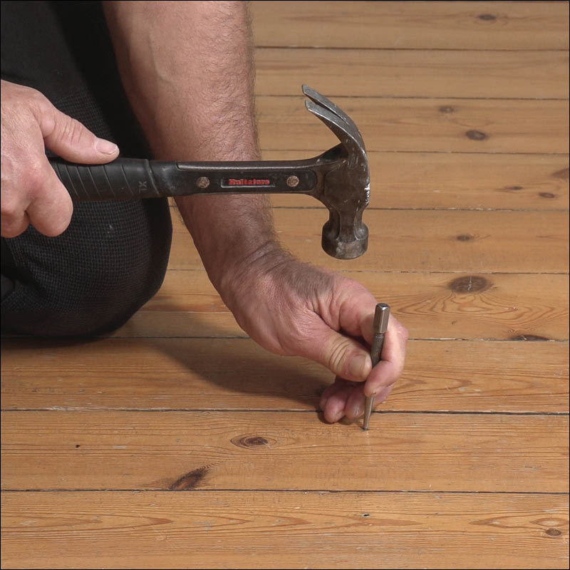 Nariseva lattia: Lyö naulat aluksi pohjaan asti