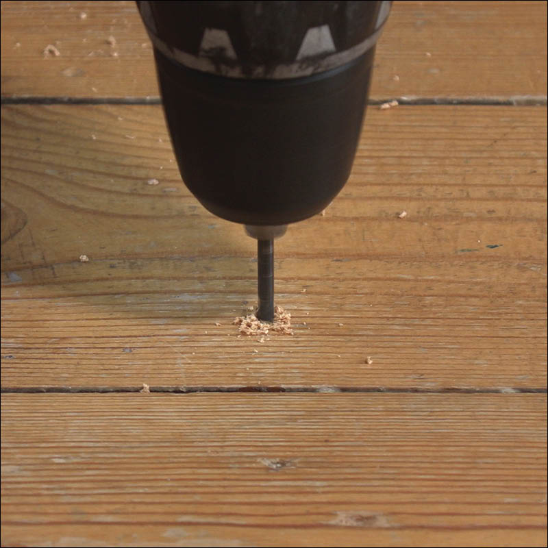 Nariseva lattia: Poraa laudan molemmille puolille