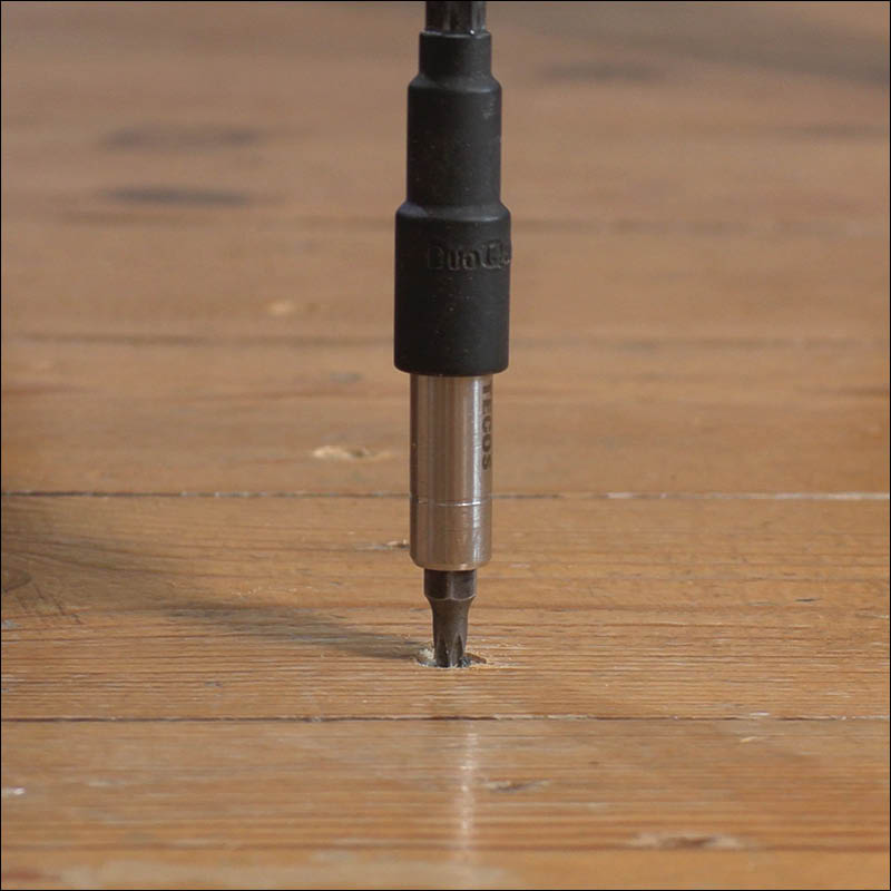 Nariseva lattia: Ruuvit pitävät laudat pysyvästi kiinni