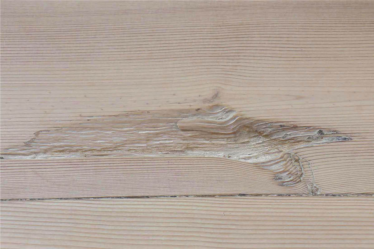 Golvbrädan har förlorat en träflisa