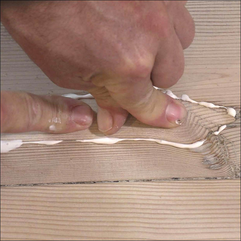 Lattialaudasta irronnut lastu: Paina lastu paikalleen