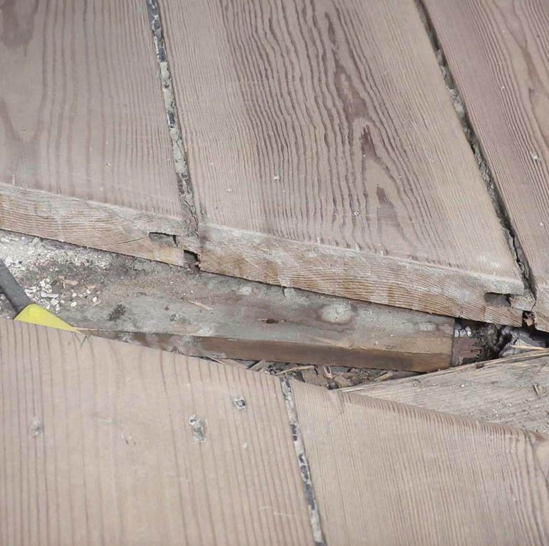 Notkuva lattia: Lautaa ei ole tuettu