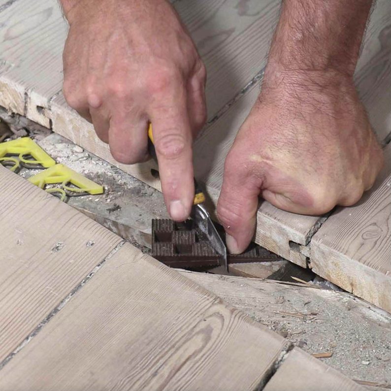 Lattia notkuu jalkojen alla: Kiila on helppo leikata poikki