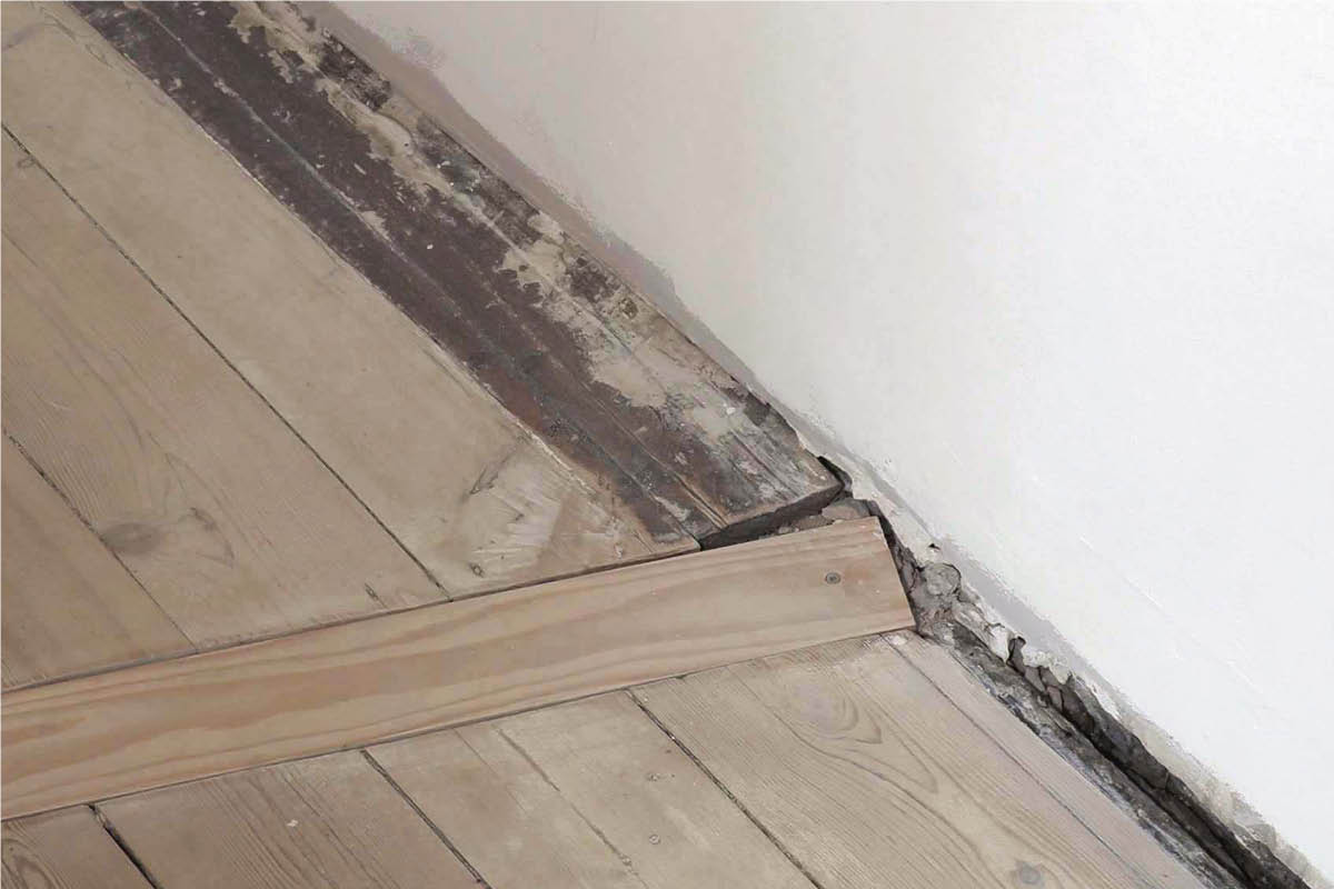 Stort hål i massiv golvbräda