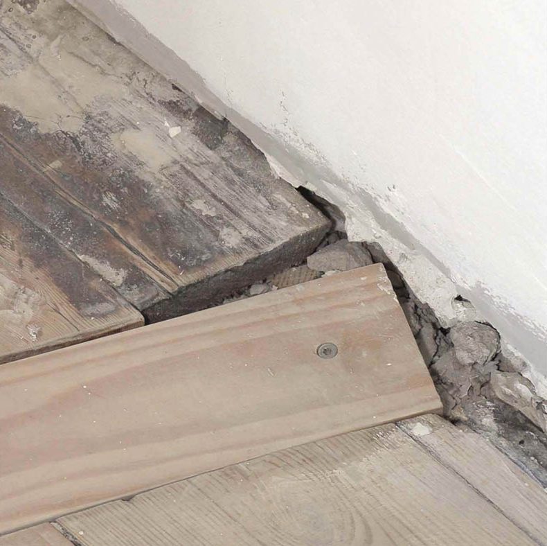 Iso reikä lautalattiassa: Lattiassa on reikä