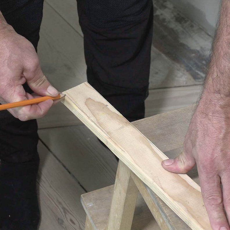 Iso reikä lautalattiassa: Tee paikkapala