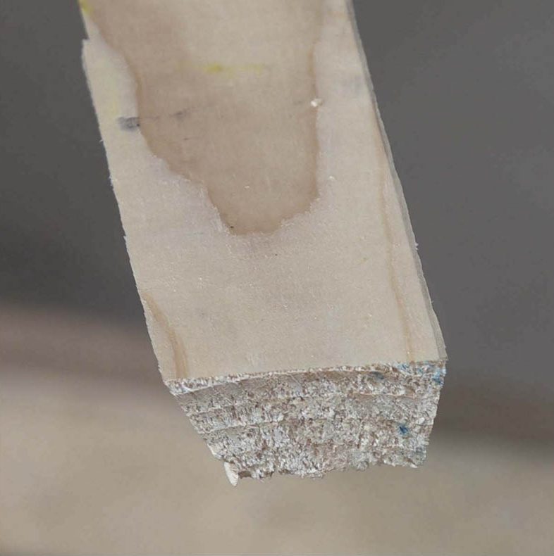 Iso reikä lautalattiassa: Viistot reunat varmistavat, ettei paikkapala putoa lattian sisään