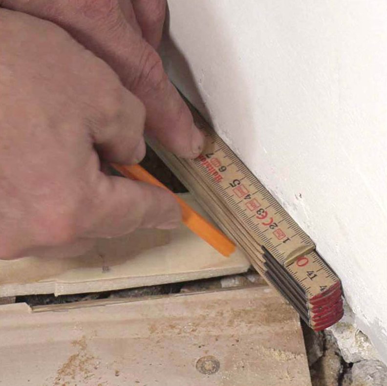 Iso reikä lautalattiassa: Säädä paikkapalaa