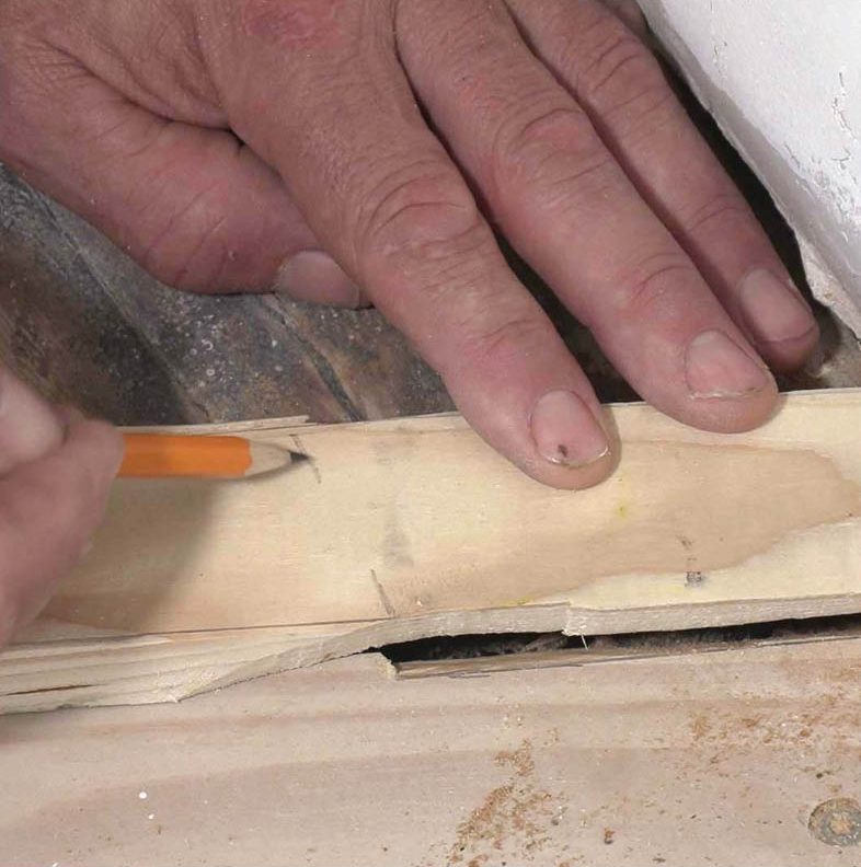 Iso reikä lautalattiassa: Merkitse paikkapalan pituus