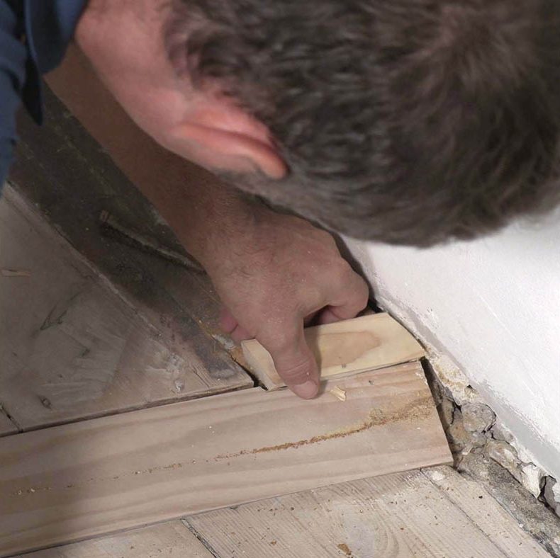 Iso reikä lautalattiassa: Kokeile, miten paikkapala sopii reikään