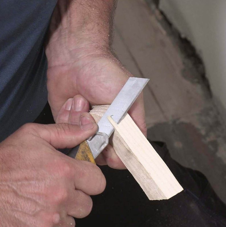 Iso reikä lautalattiassa: Säädä paikkapalaa terävällä mattoveitsellä