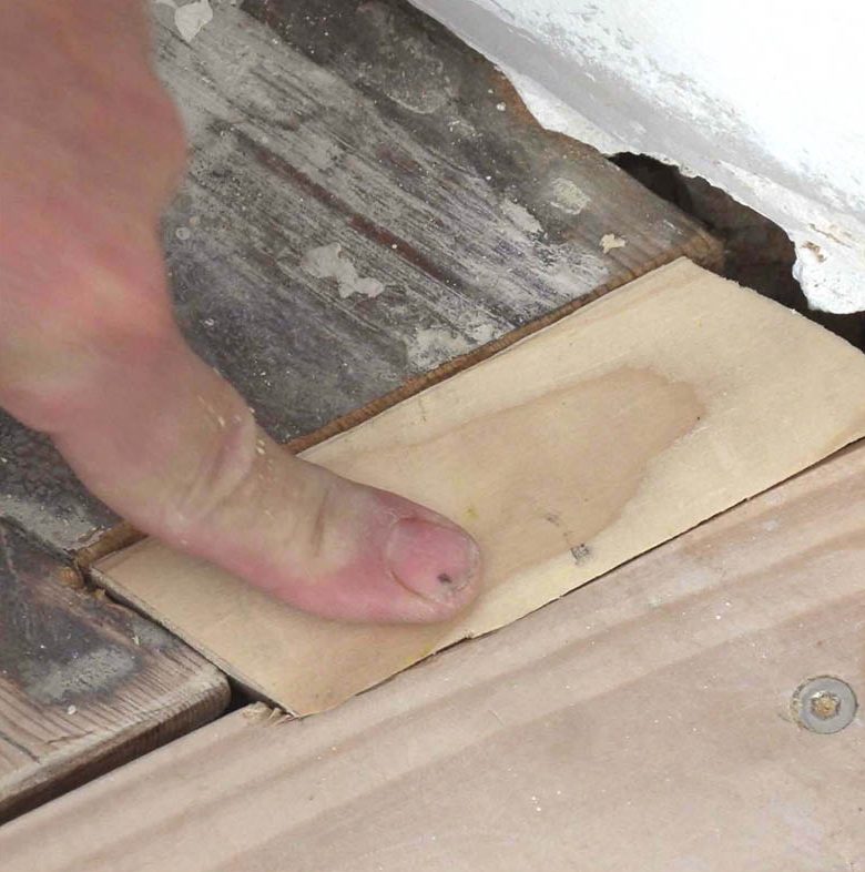 Iso reikä lautalattiassa: Nyt paikkapala on sopiva