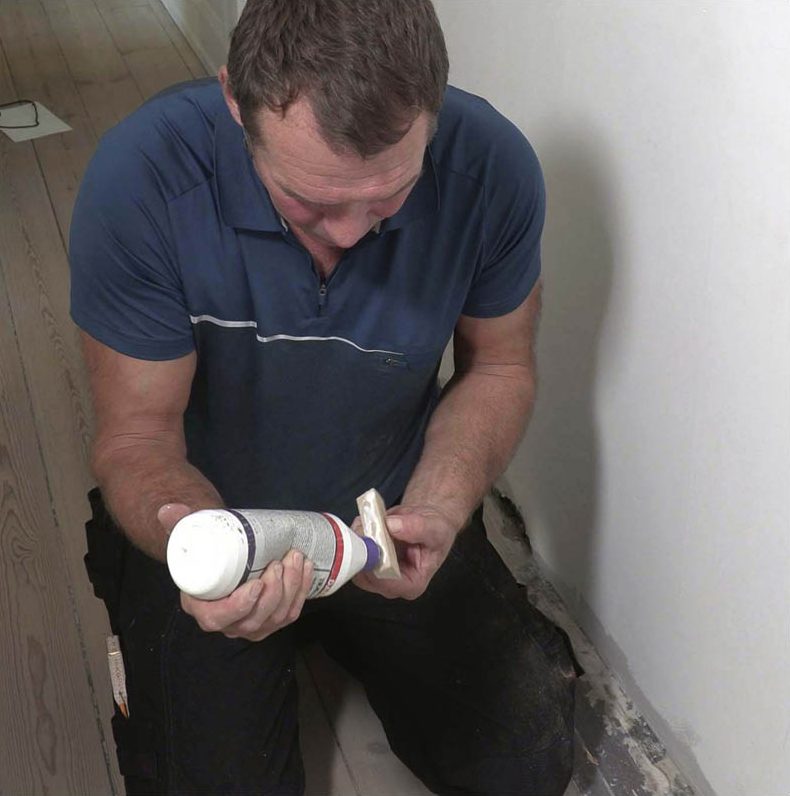 Iso reikä lautalattiassa: Levitä puuliimaa paikkapalan reunoille