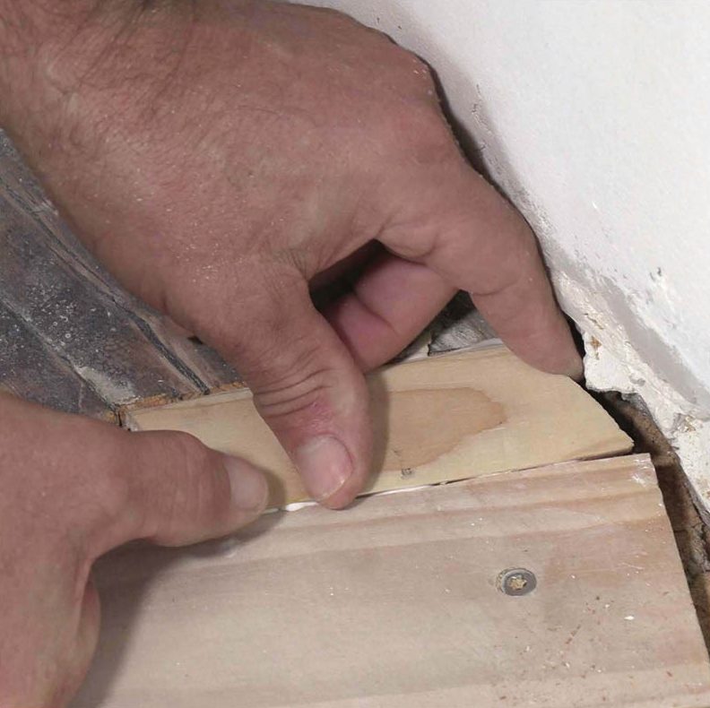 Iso reikä lautalattiassa: Paina paikkapala paikalleen