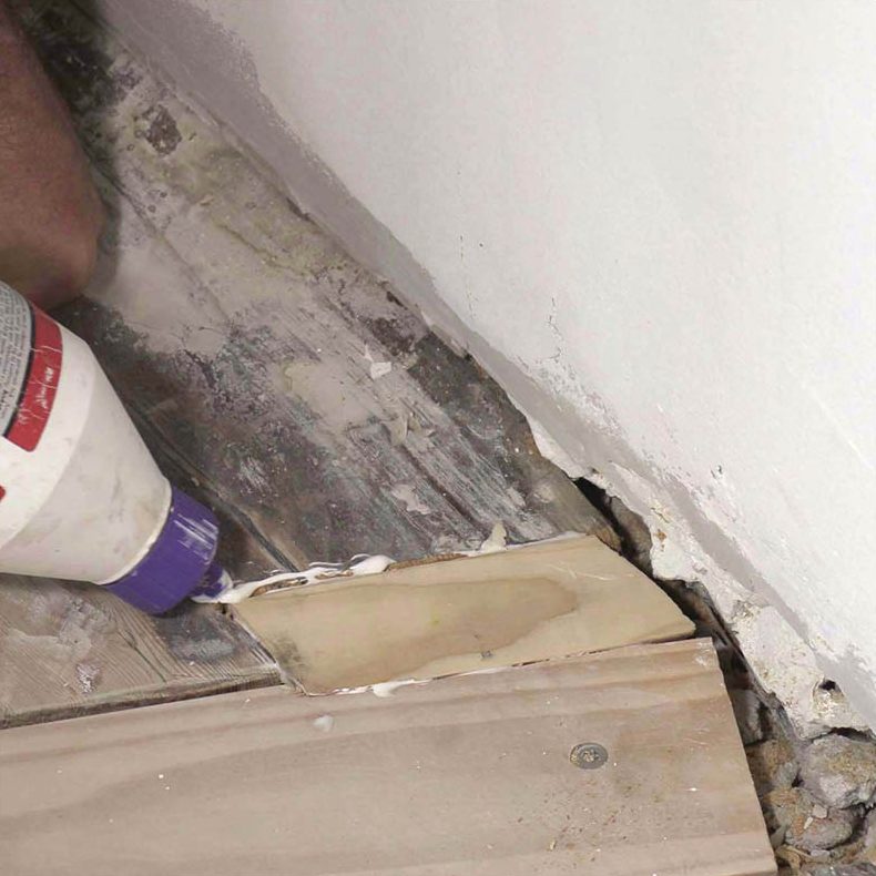 Iso reikä lautalattiassa: Levitä puuliimaa paikkapalan reunoille