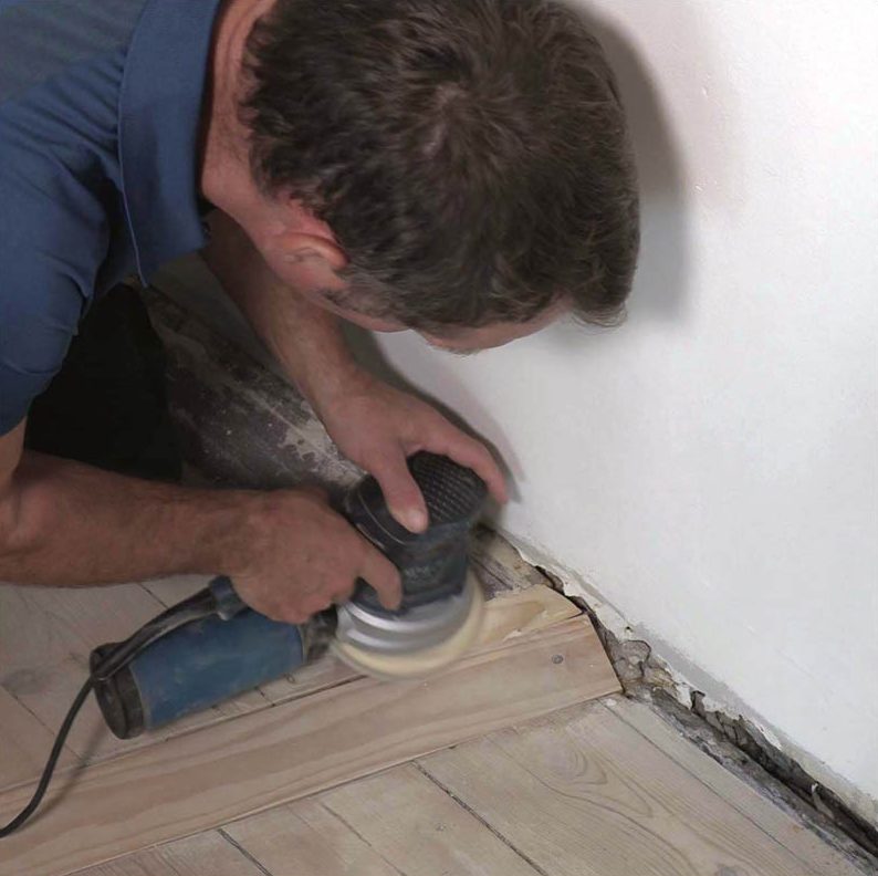 Iso reikä lautalattiassa: Hio paikkapala