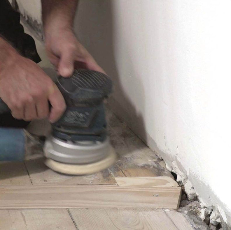 Iso reikä lautalattiassa: Reikä on korjattu